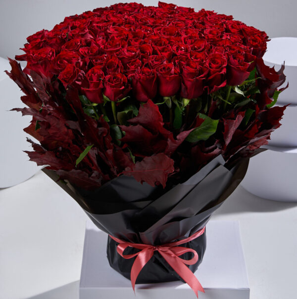 باقة ورد حمراء كبيرة
