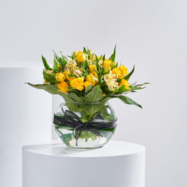 فازة ورد أصفر أنيقة