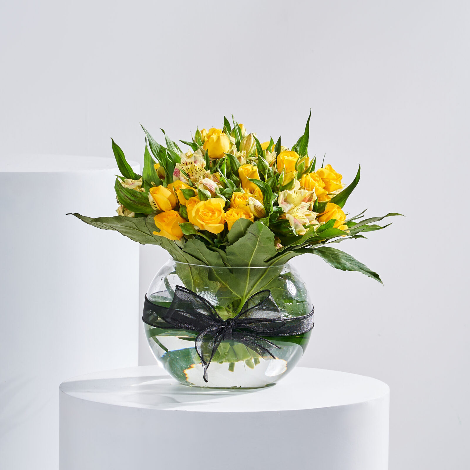 فازة ورد أصفر أنيقة