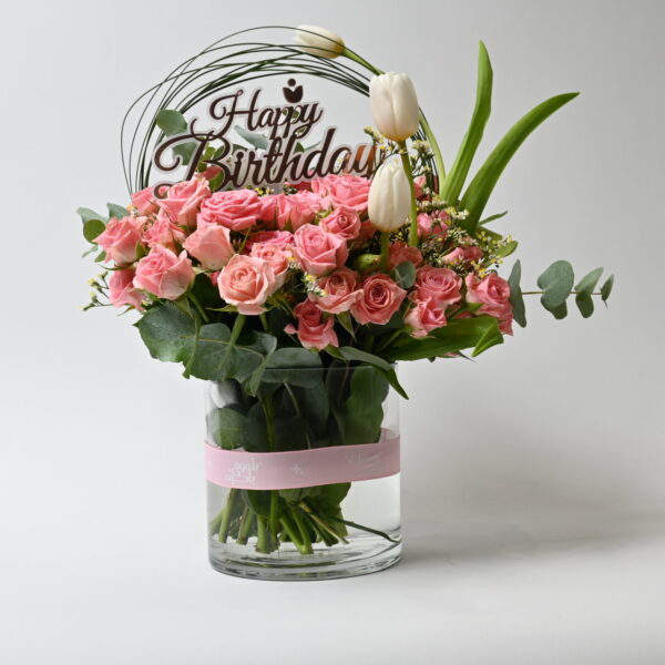 فازة من أجمل تنسيقات الأزهار في جدة مناسبة لأعياد الميلاد